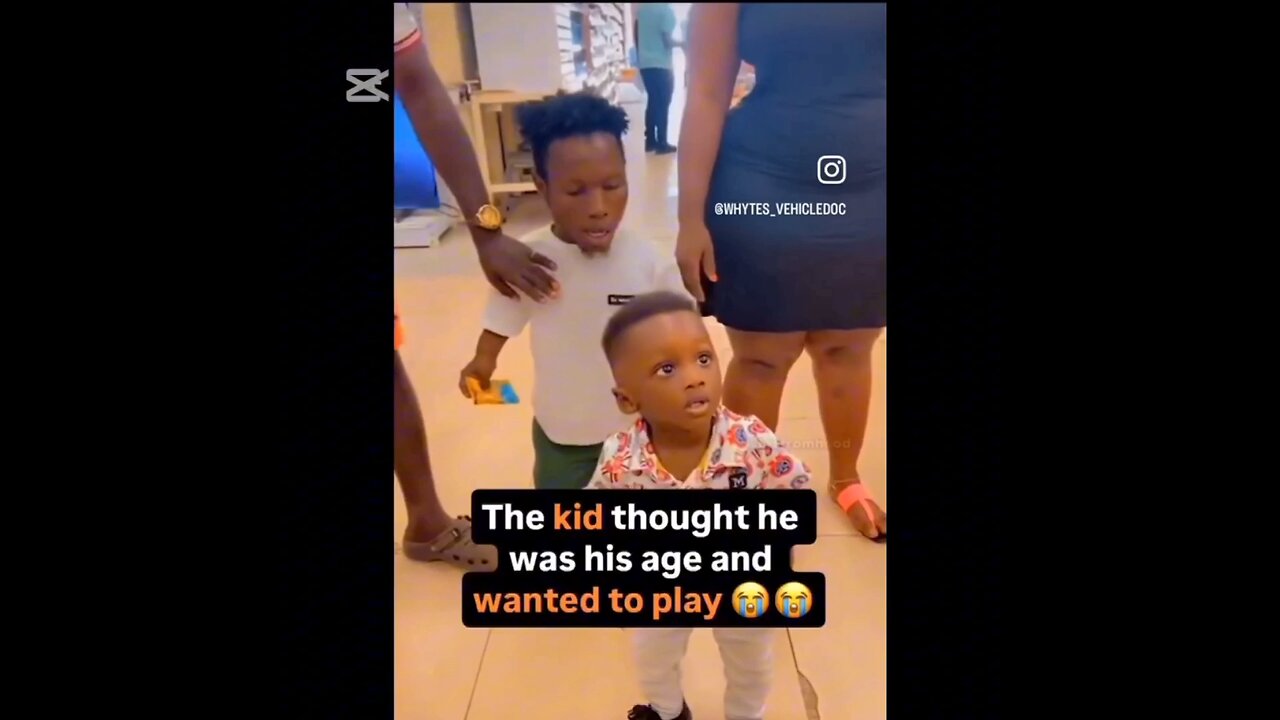 Niño quiere llevarse un bebé.