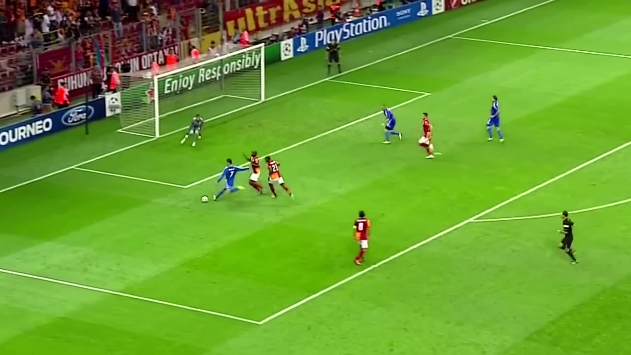 🔥⚽️ Witness the magic of Cristiano Ronaldo in this breathtaking goal!