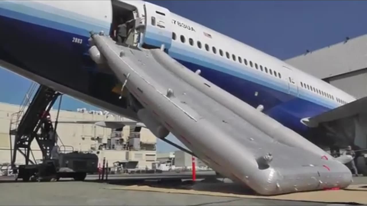 Massive United Airlines #B777 Escape Slide #Aviation #Fly #AeroArduino
