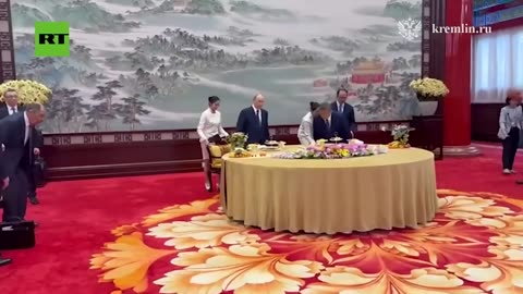 プーチン大統領と習近平国家主席、中南海で長時間の茶話会談