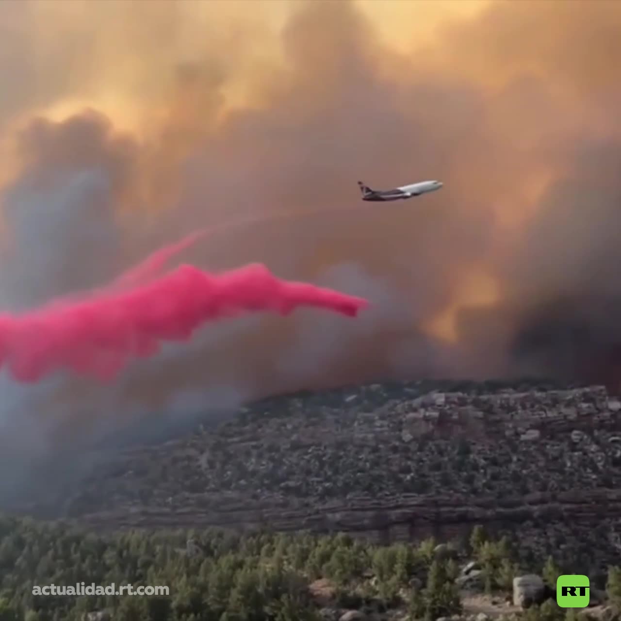 Fuerte incendio forestal arrasa el sur de Utah, EE.UU.