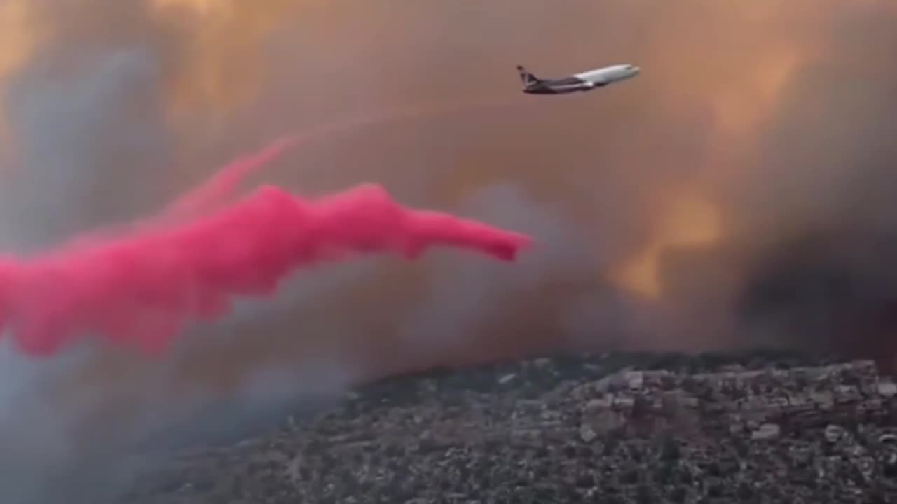 Fuerte incendio forestal arrasa el sur de Utah, EE.UU.
