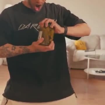 Pov: I'm trying to open the lid 😁