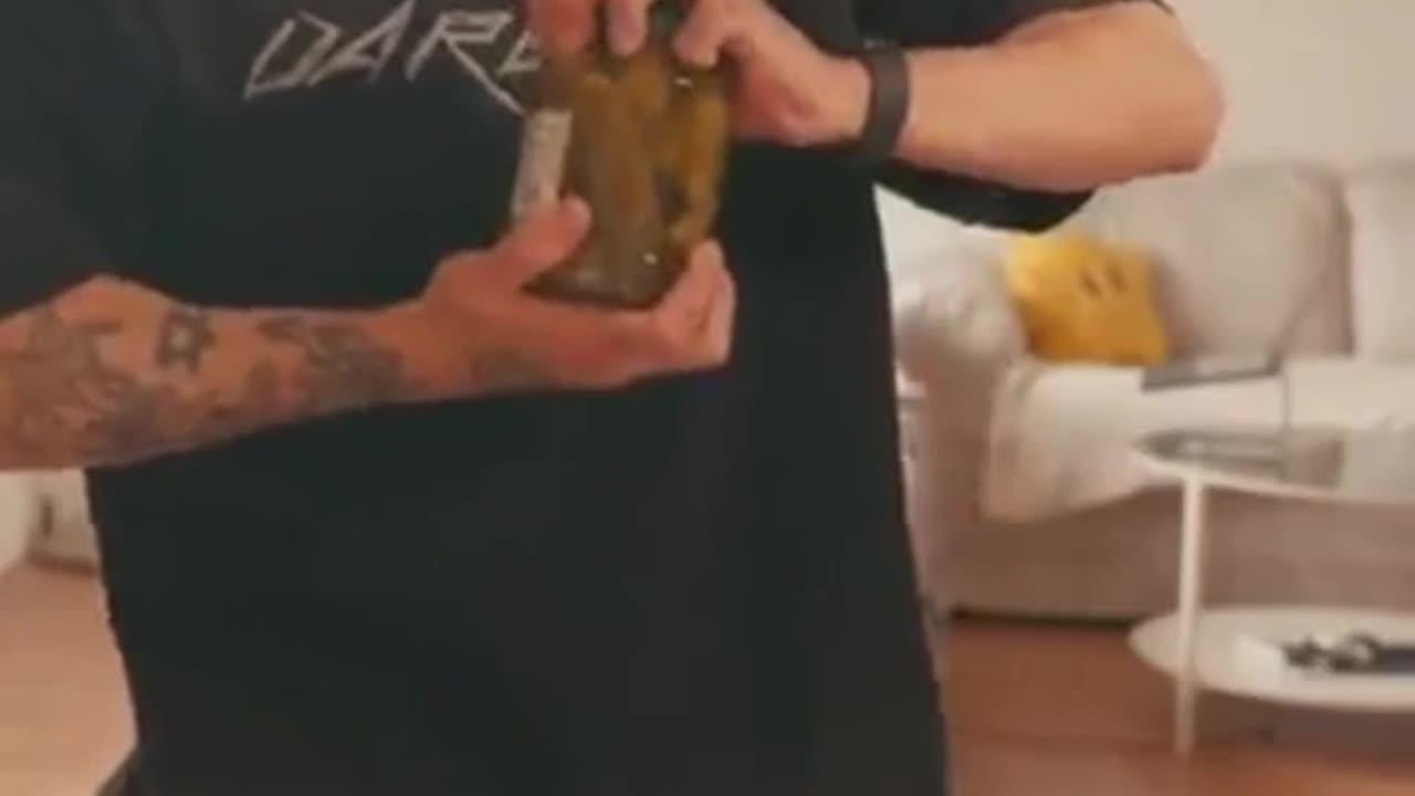 Pov: I'm trying to open the lid 😁