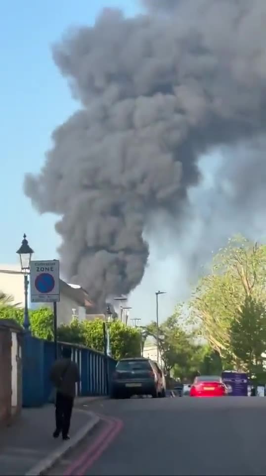 🚨🇬🇧 Breaking:- Electrical Sub-Station in North London is now on fire.