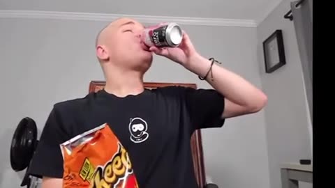Jynxzi acts like a Hot Cheeto Girl