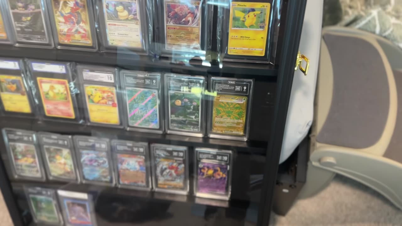 Unboxing & Overview Lockable 35 Graded Card Display Case