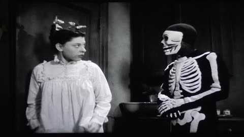 Hillbilly girl sings to a Ghost! The great Judy Canova!
