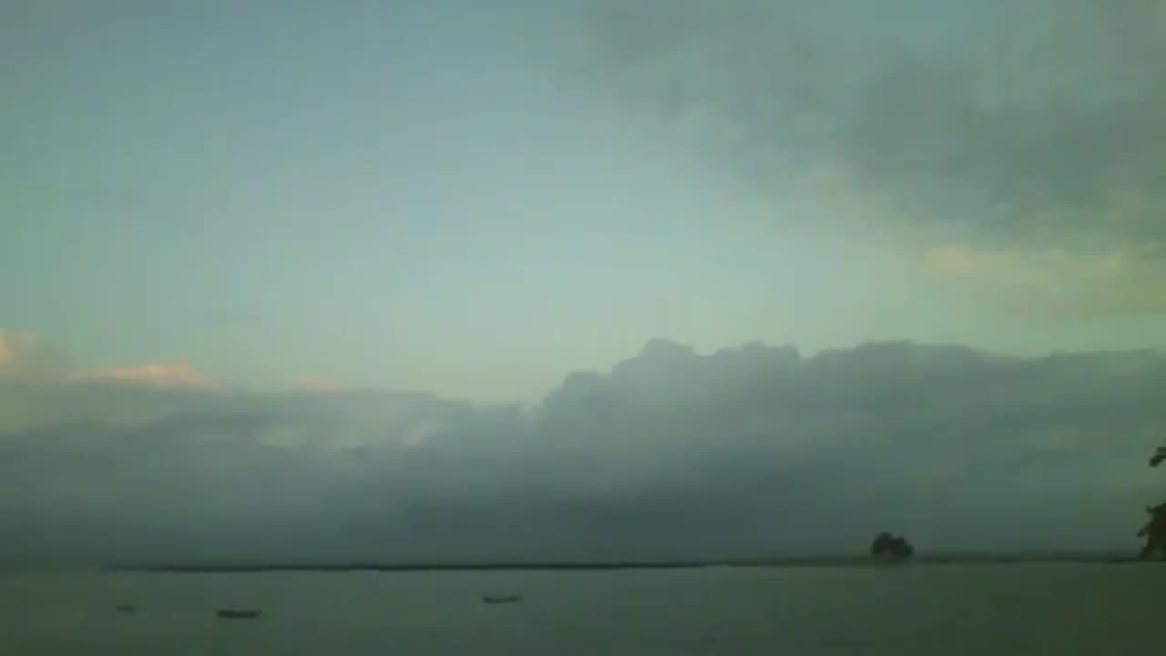 The afternoon is ending, but the island, the sun and the boats make the beach! [Nature & Animals]