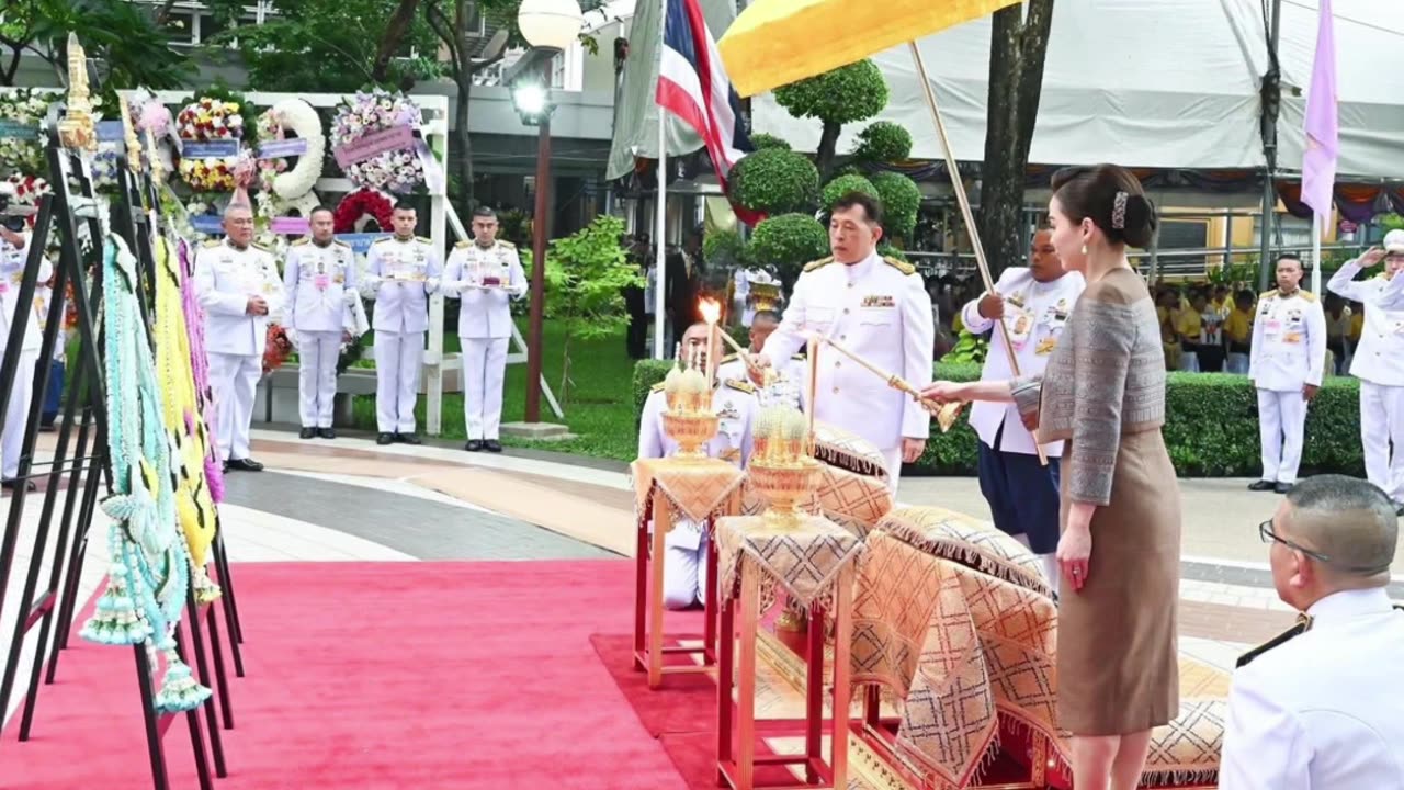 ในหลวงและพระราชินีฯ เสด็จพระราชดำเนินโดยรถยนต์พระที่นั่ง ไปทรงวางพวงมาลาถวายราชสักการะ