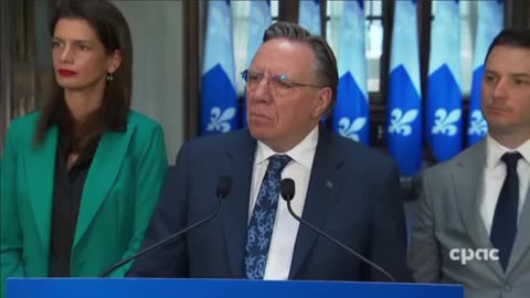 François Legault écouter sa réponse à une journaliste