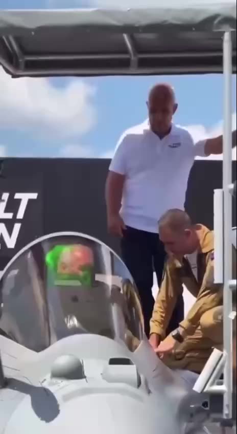 French PM Bayrou Gets Stuck in Rafale F5 Fighter Jet — Embarrassment on the Tarmac