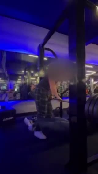 Joven se rompe ambas piernas haciendo sentadillas en el gym