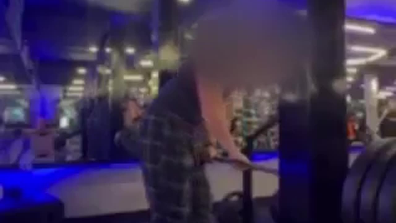 Joven se rompe ambas piernas haciendo sentadillas en el gym