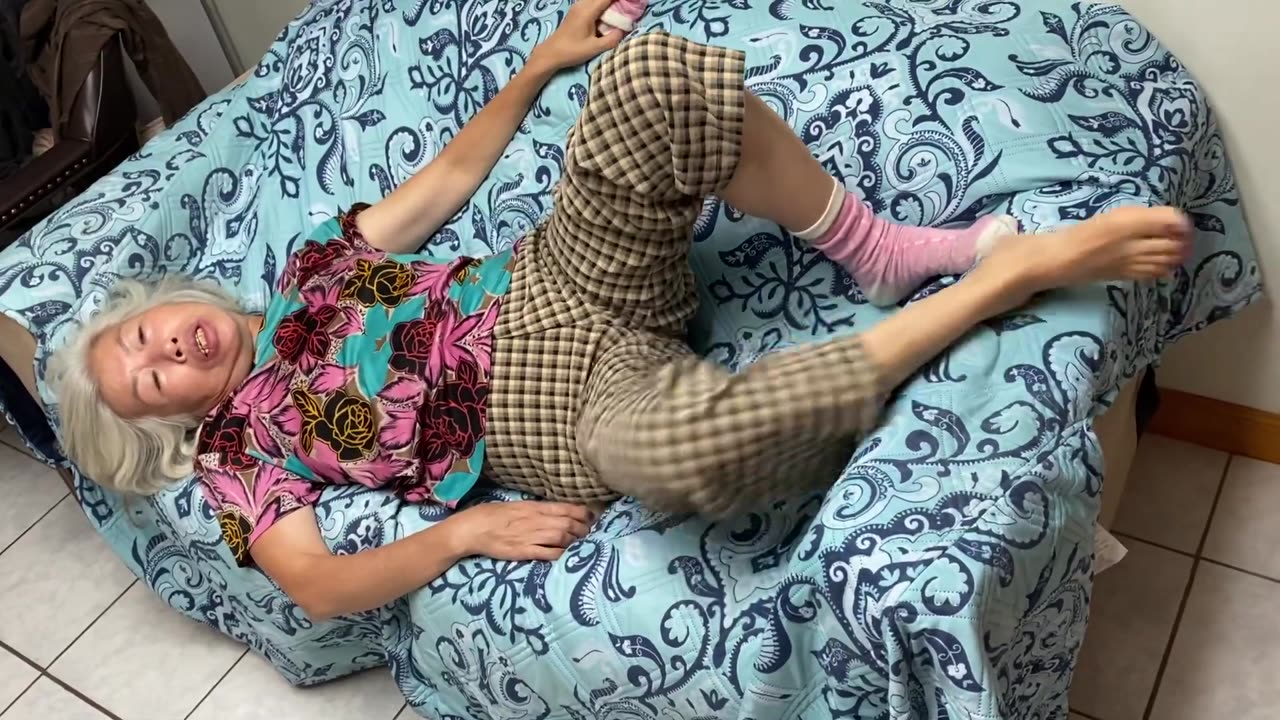 Luodong Teaches His Wife To Massage Back And Feet On Couch