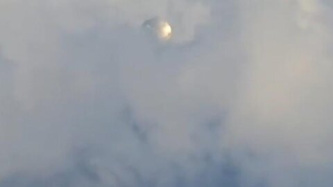 🛸🚨BREAKING: A massive metallic UFO orb was spotted over a volcano in Mexico. Locals claim this has been going on for years and allege that there’s ‘an alien base inside Pico de Orizaba.’🛸