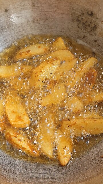 “Crispy on the outside, soft on the inside 😋🍟”