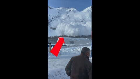 Captan cómo cae un alud de nieve en su dirección