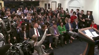🚨🔥Karoline Leavitt nukes Fake News Yamiche Alcindor for LYING about the burial ground..