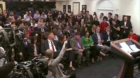 🚨🔥Karoline Leavitt nukes Fake News Yamiche Alcindor for LYING about the burial ground..