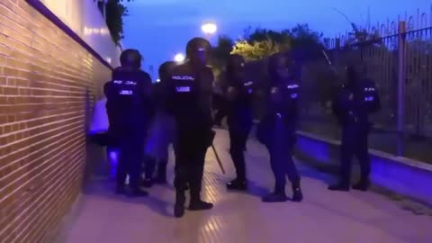 CHAOS in Spain： Crowds shot at, beaten, & kicked by police outside a migrant centre near Madrid
