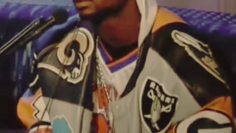 When 50 realized the crew was slippin’ on the G-Unit drip 😂🔥 Buck caught the smoke!