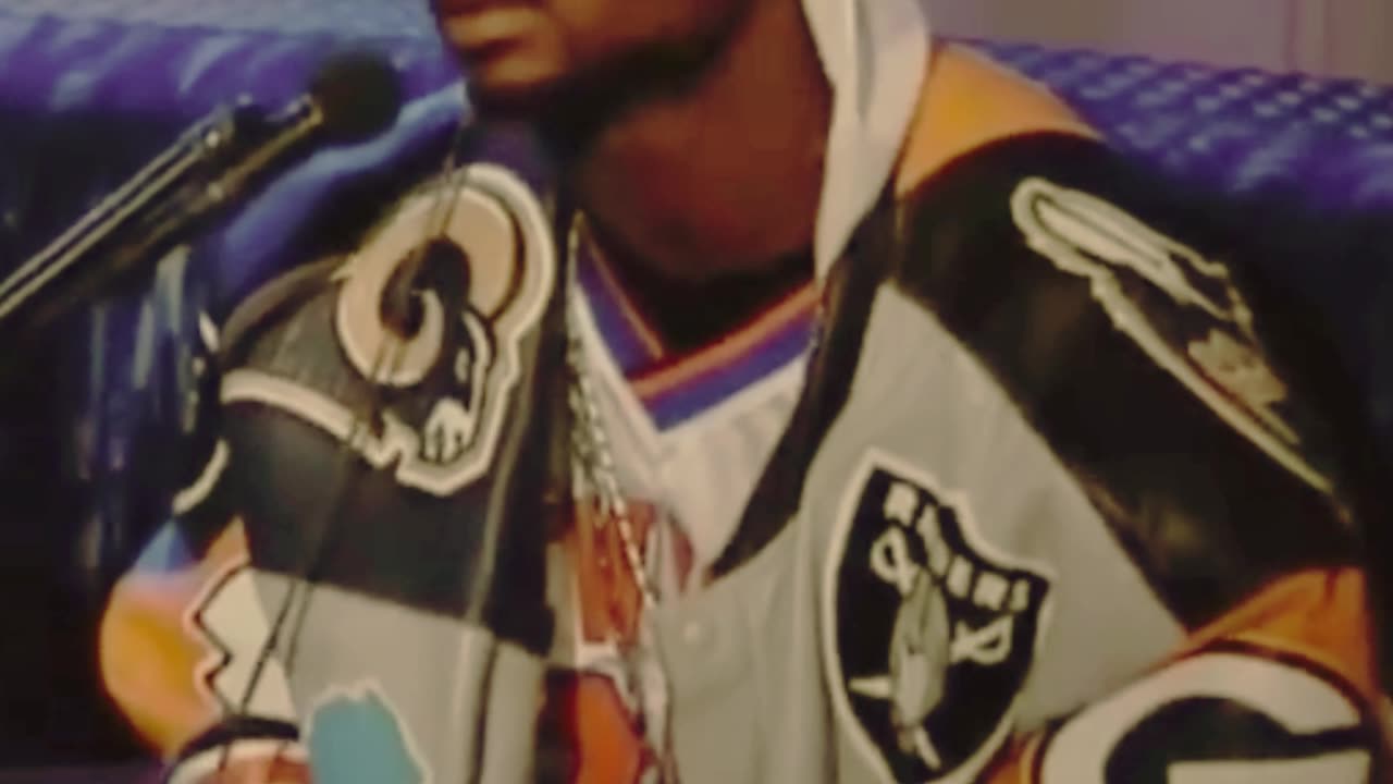 When 50 realized the crew was slippin’ on the G-Unit drip 😂🔥 Buck caught the smoke!