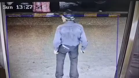 Abuelito atacó a puñaladas a dos personas en terminal de transportes