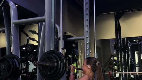 Women Slips on Platform While Doing a Romanian Deadlift