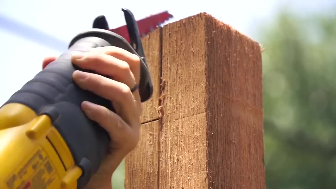 How to Build a Stylish Horizontal Privacy Fence for Your Backyard