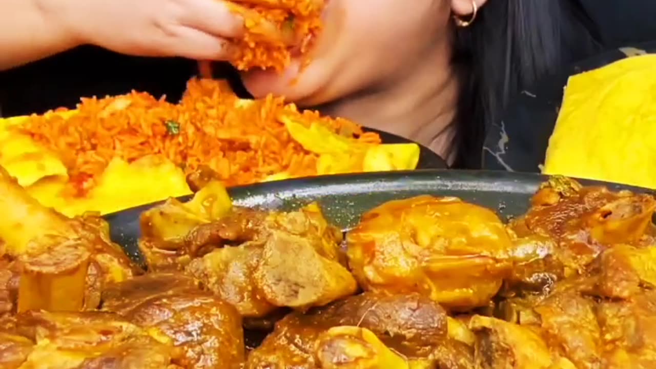 SPICY MUTTON ROGAN JOSH SPICY CHICKEN CURRY WITH BUTTER NAAN_ LACHHA PARATHA AND SOFT PURI _short