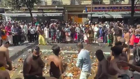 🇫🇷 Footage from the Hindu festival held in Paris, France was shared.