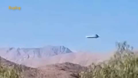 Waouh, un énorme vaisseau spatial stationné à côté de la montagne