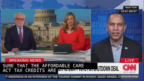 Hakeem Jeffries Praises Chuck Schumer for Leading ‘Valiant Fight’ Amid Furious Calls for His Ouster