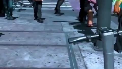 Street Wars: Lightsaber Showdown in Broad Daylight ⚔️🌆#VisualEffects #JediVsSith 💫⚔️🌆🤣