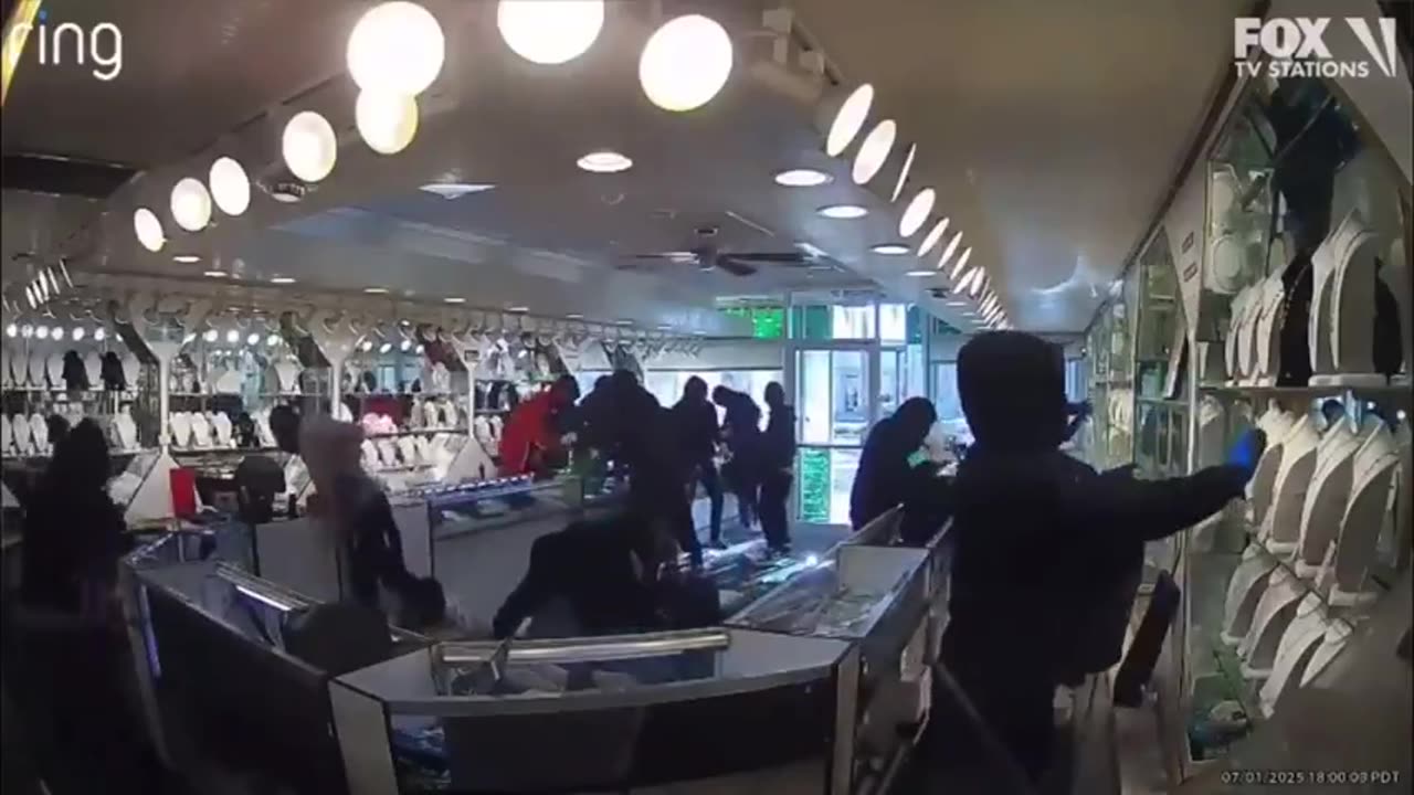 Brazen Jewelry Heist in Broad Daylight By Unidentifiable Youths
