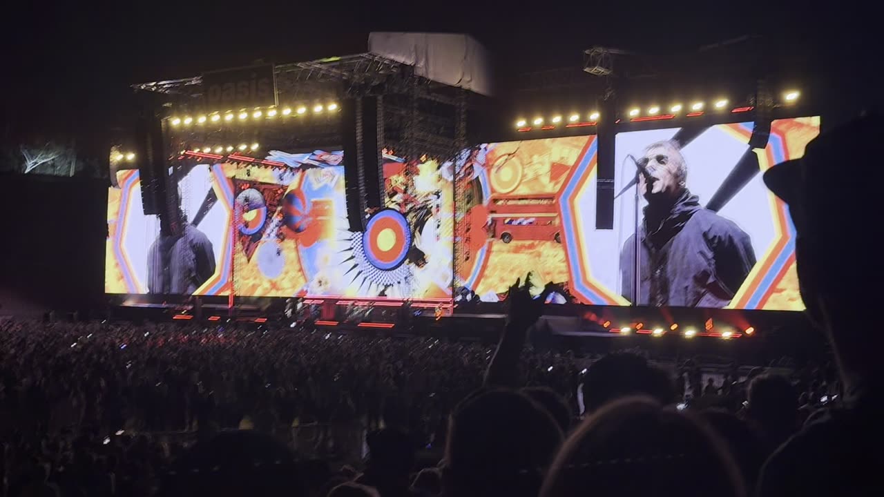 Roll With It - Oasis Live 25
