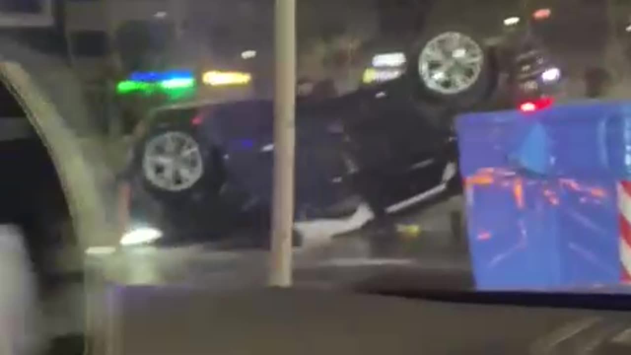 Aksident në Astir, makina përmbyset në mes të rrugës