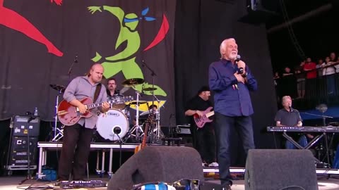 It's A Beautiful Life - Kenny Rogers (live)