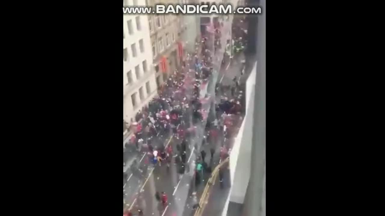 makina perplaset me turmen gjate festes se liverpool