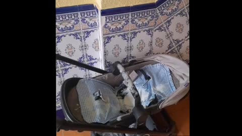 Vandalizan y destrozan un cochecito de bebé en Cáceres