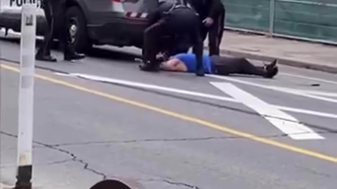 Man brandishing two knives in Toronto gets tasered by police