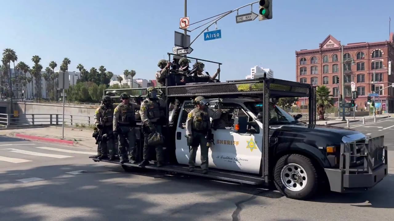 Massive convoy of sheriff deputies arrive at ICE building