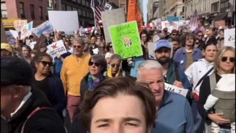 Trump makes a quick appearance at the No Kings Protest