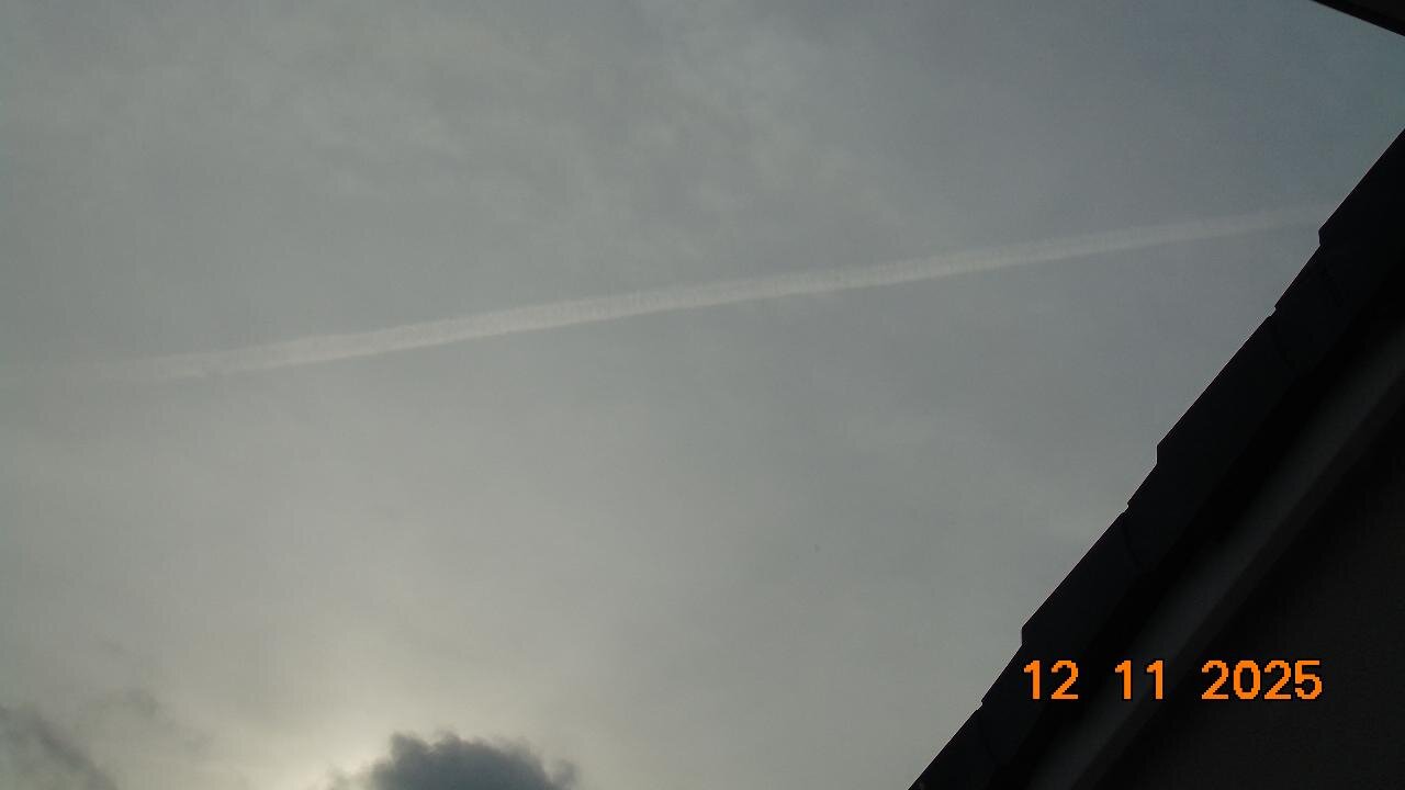 12th Nov. 2025 (1244 to 1502) NEUK - Through the clouds, the trails appear