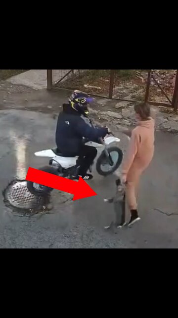 Mujer agrede a un adolescente que pasaba en 'pitbike' frente a un edificio de viviendas