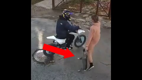Mujer agrede a un adolescente que pasaba en 'pitbike' frente a un edificio de viviendas