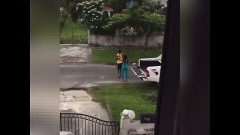 Woman Caught A Guy Getting Physically Abused By His Girlfriend Because He Didn’t Buy Her Anything