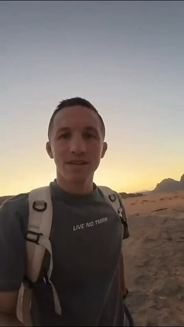 A TikToker rented a crazy Airbnb — a bed right in the middle of the desert