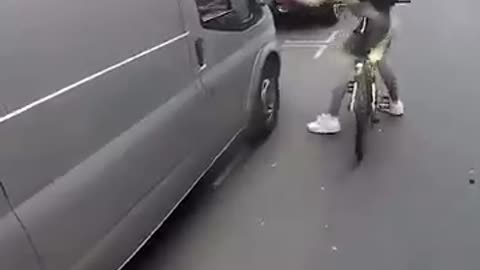 Driver Harasses Female Cyclist — But Her Reaction Shocks Everyone! 🚴‍♀️😡